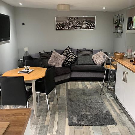 Stunning 2-Bed Cabin In Nantglyn Denbigh Extérieur photo